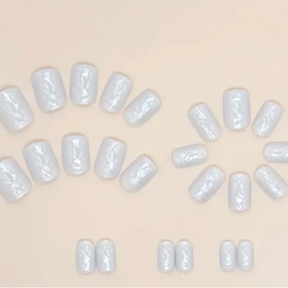 New Press on Nails Fake Fun & Fabulous Glue Pads & File Included - Picture 2 of 5